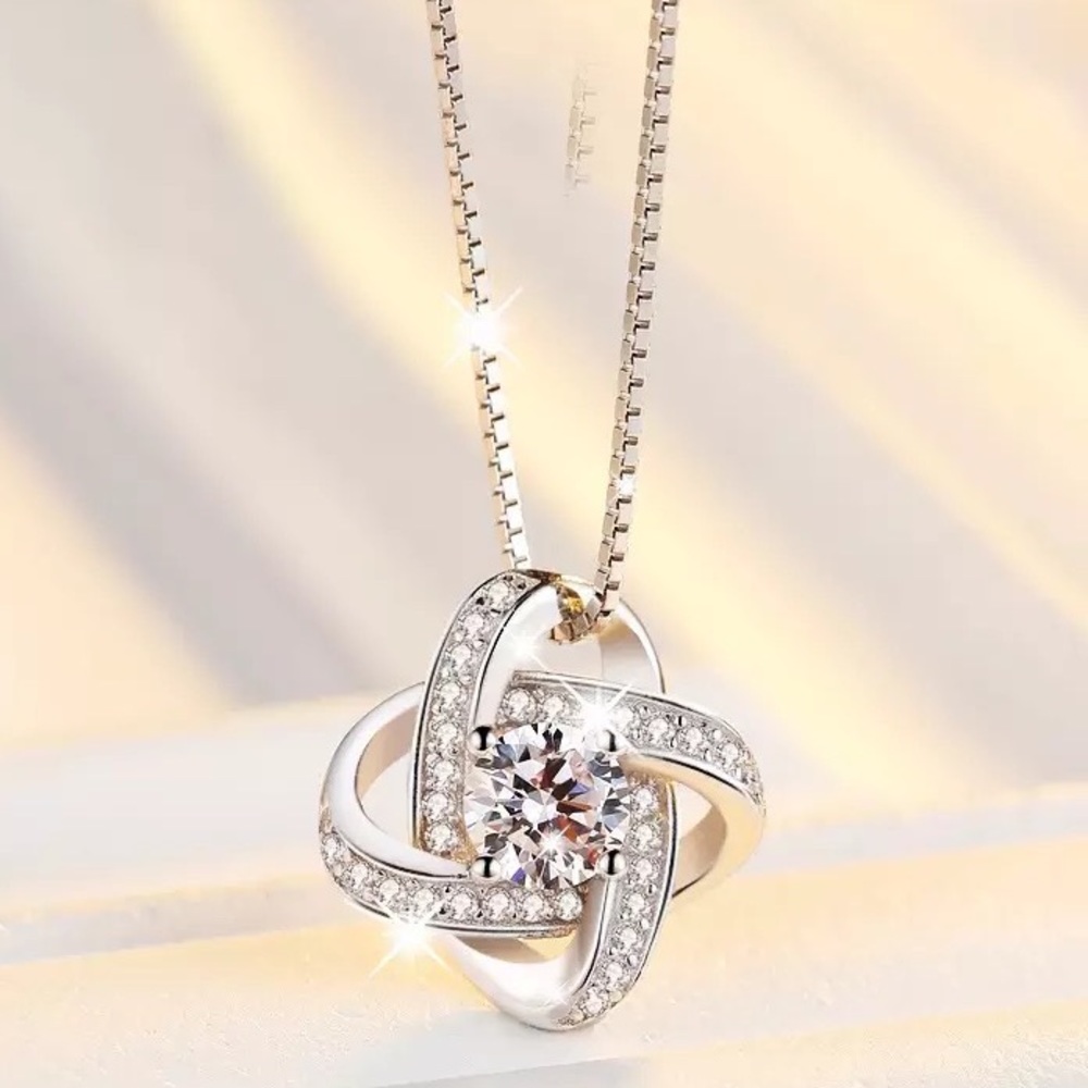 Necklace Four-Leaf Clover Diamond Pendant Necklace Elegant Short Clavicle Chain